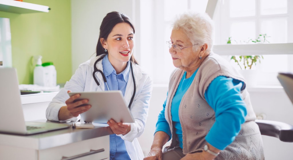 Ärztin mit Patientin